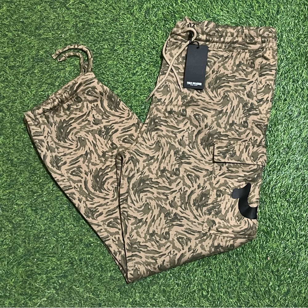 NWT True Religion Camouflage AOP Cargo Fleece Pants Men’s XXL Flap Abstract Camo